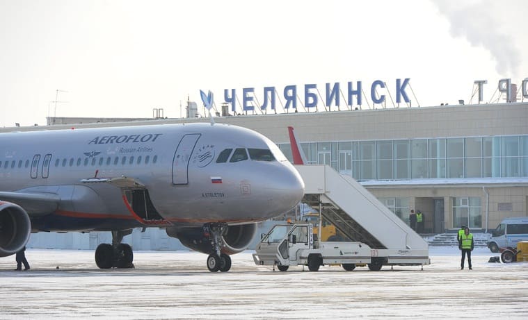 Аэропорт Челябинск (Баландино) расписание авиарейсов. Самолет компании Аэрофлот на техническом обслуживании