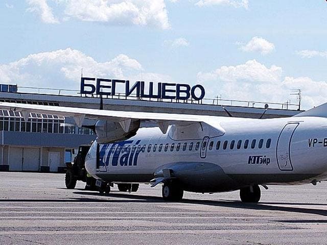 Международный аэропорт Бегишево (Нижнекамск) расписание рейсов. Самолет компании ЮТэйр у здания аэровокзала