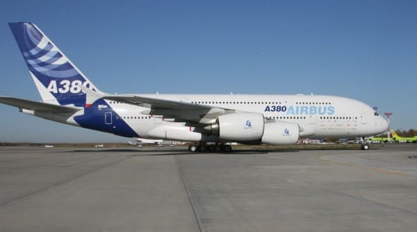 AirBus A380 взлетает по расписанию аэропорта Домодедово