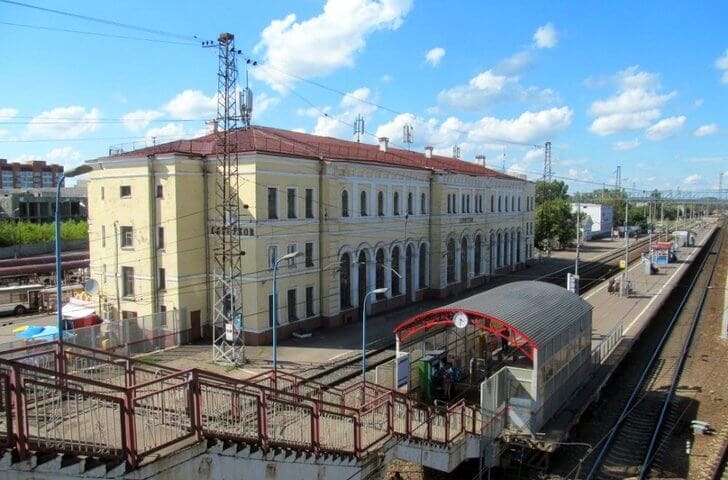 Станция Серпухов, здание вокзала. Вид с пешеходного моста. Справочные телефоны