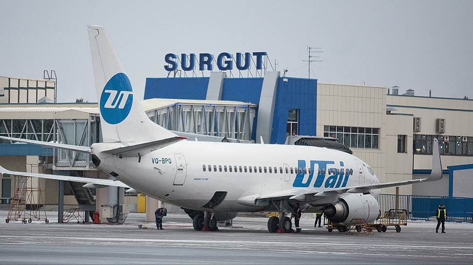 Самолет авиакомпании UTair на стоянке аэропорта Сургут