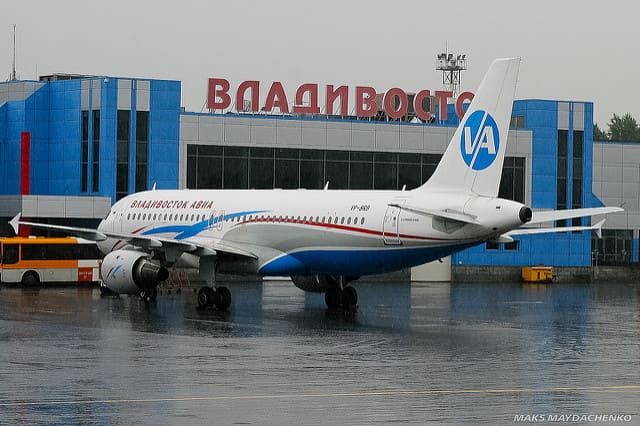Самолет авиакомпании Владивосток Авиа на стоянке у аэровокзала Кневичи