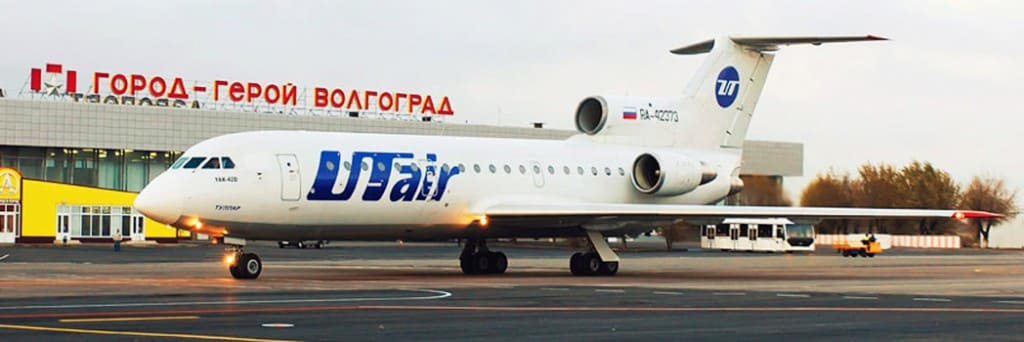 Самолет авиакомпании UTair на стоянке в аэропорту Волгограда