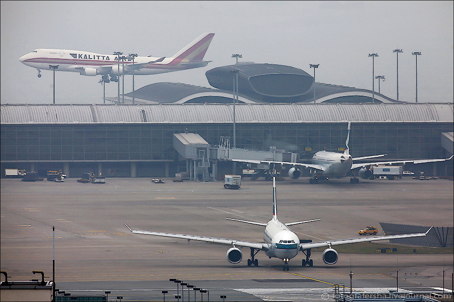 Посадка самолета в аэропорту Гонконга