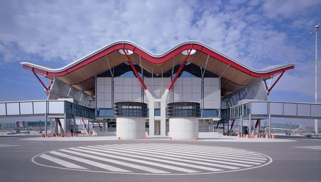 Табло аэропорта Мадрид-Бара́хас имени Адольфо Суареса (Adolfo Suárez Madrid–Barajas Airport)