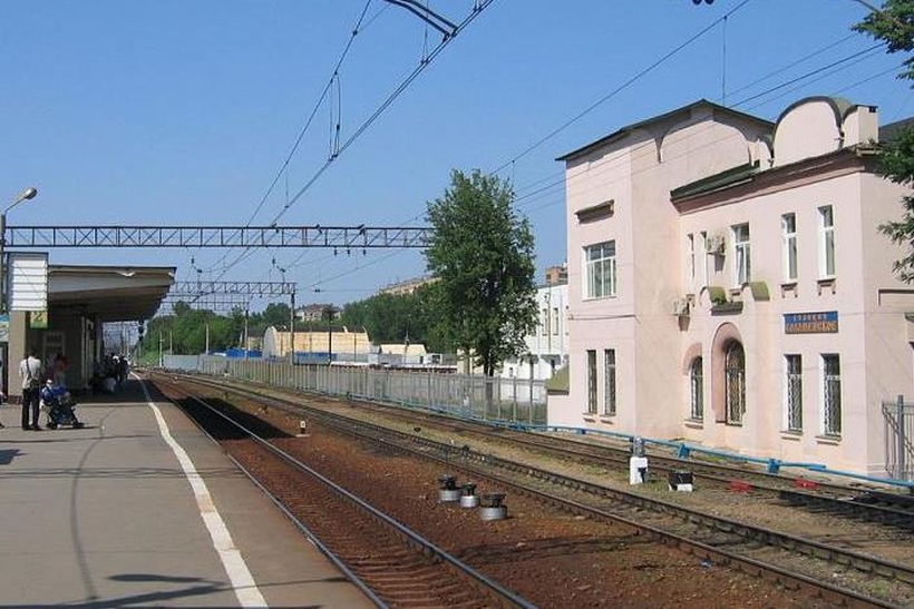 Вокзал Коломенское. Вид на платформу и здание вокзала. Справочные телефоны